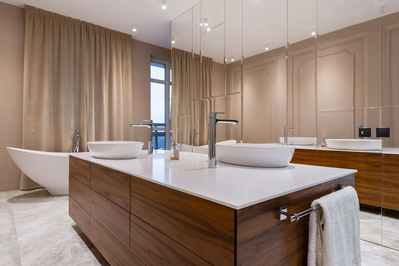 Modernes Badezimmer mit freistehender Wanne und Doppelwaschtisch